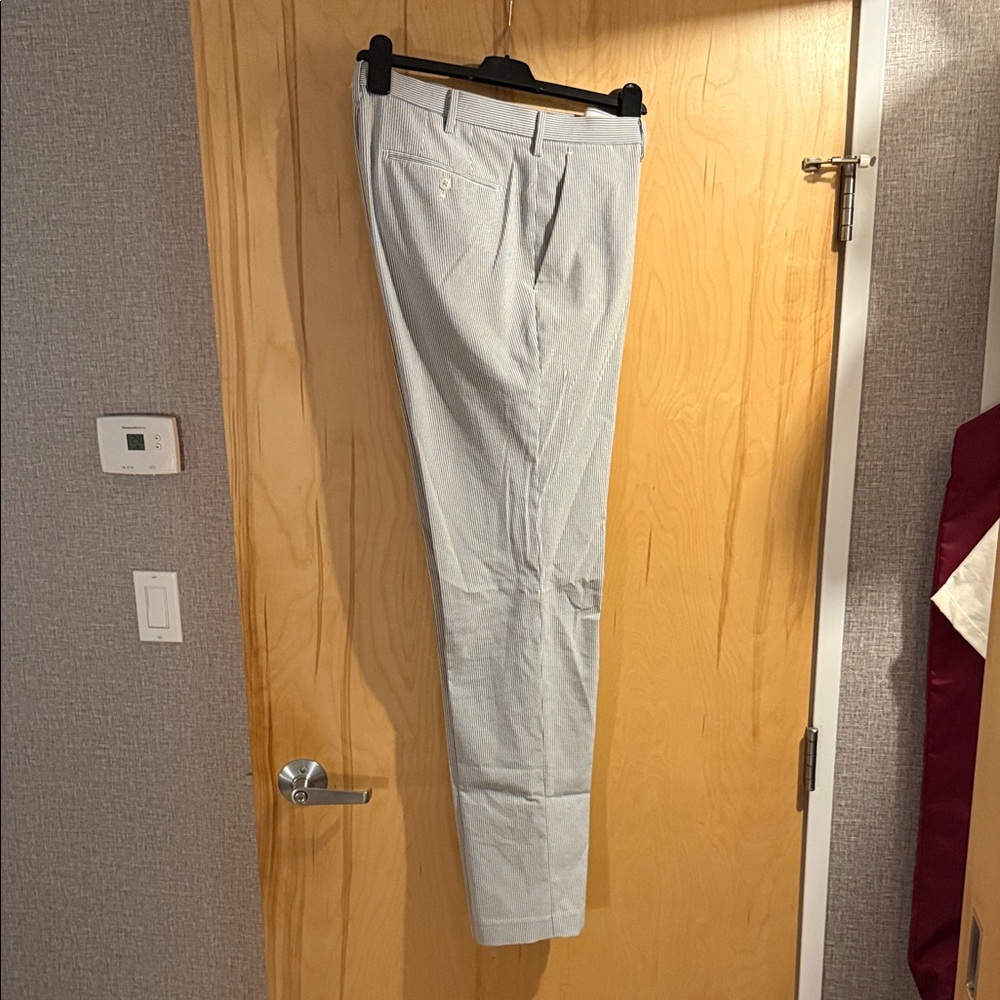Uniqlo Men's Light Gray Dress Pants
